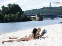 2 gals posing on plage