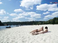 2 gals posing on plage