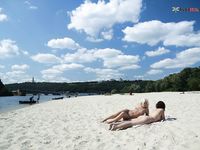 2 gals posing on plage