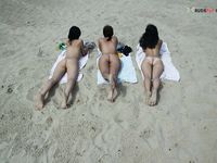 beautifull femmes on strand
