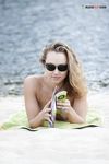 Rivista in mano in un pomeriggio rilassato in spiaggia naturista