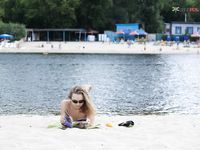 Rivista in mano in un pomeriggio rilassato in spiaggia naturista