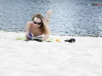 Rivista in mano in un pomeriggio rilassato in spiaggia naturista