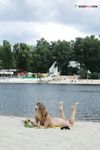 Rivista in mano in un pomeriggio rilassato in spiaggia naturista