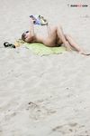 Rivista in mano in un pomeriggio rilassato in spiaggia naturista