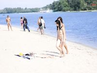 Showin her tits at the strand