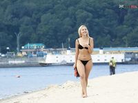 Showin her tits at the strand