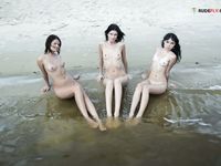 Magan posing nude on the plage!