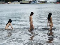 Magan posing nude on the plage!