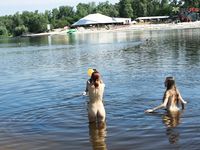 緑に囲まれた海岸を、のんびり歩くヌードビーチ