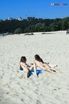 緑に囲まれた海岸を、のんびり歩くヌードビーチ