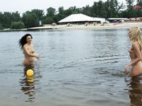 緑に囲まれた海岸を、のんびり歩くヌードビーチ