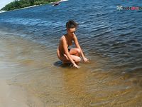 i enjoy to be naked on the strand.