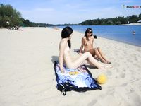 Railing home nude from the plage.