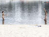 Jay, bike, plage and naked bombshell