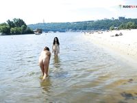 Jay, bike, plage and naked bombshell