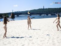 Jay, bike, plage and naked bombshell