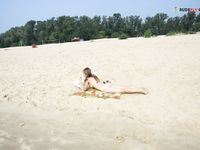 Jay, bike, plage and naked bombshell
