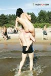 Quattro naturisti si rilassano insieme in spiaggia
