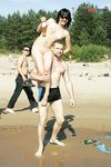Quattro naturisti si rilassano insieme in spiaggia