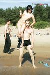 Quattro naturisti si rilassano insieme in spiaggia
