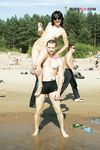 Quattro naturisti si rilassano insieme in spiaggia