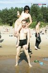 Quattro naturisti si rilassano insieme in spiaggia