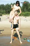 Quattro naturisti si rilassano insieme in spiaggia