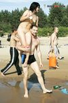 Quattro naturisti si rilassano insieme in spiaggia