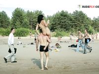 Quattro naturisti si rilassano insieme in spiaggia