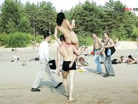 Quattro naturisti si rilassano insieme in spiaggia