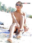 Wifey ambling without bra on public plage