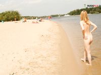 ULTRA-CUTE LARGE ORB  CHICK ON AUSSIE STRAND