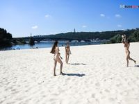 Gwen Strand Acquaintance.  Juliane of the plage.