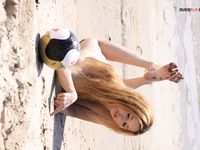 Gwen Strand Acquaintance.  Juliane of the plage.