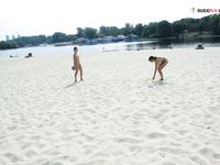 Wifey very first time braless at the plage