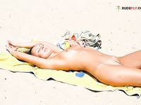 Cougar jacinda holydays at the nude plage...