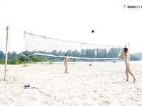 Fresh England Plage - Reena on a NE Plage