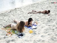 Fresh England Plage - Reena on a NE Plage