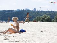 More femmes demonstrate there funbags on beaches