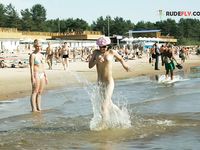 Běh s cákanci ve mělké vodě v růžové čepici