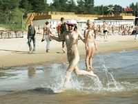 Běh s cákanci ve mělké vodě v růžové čepici