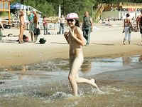Běh s cákanci ve mělké vodě v růžové čepici