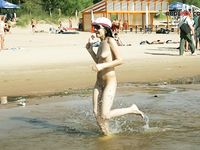 Běh s cákanci ve mělké vodě v růžové čepici