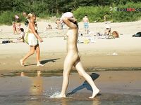 Běh s cákanci ve mělké vodě v růžové čepici