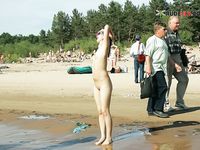 Běh s cákanci ve mělké vodě v růžové čepici
