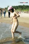 Běh s cákanci ve mělké vodě v růžové čepici