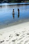 Ausgestreckt auf dem Handtuch unter der Sommersonne