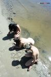 Ausgestreckt auf dem Handtuch unter der Sommersonne