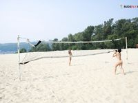 Ausgestreckt auf dem Handtuch unter der Sommersonne